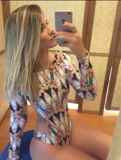 Nina la blonde sensuelle avec un sourire au coin